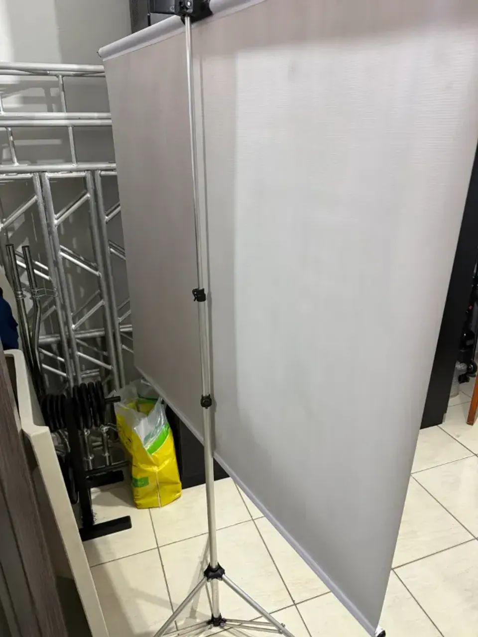 Tela pra projetor 65 polegadas + tripé de alumínio telao - Foto 2