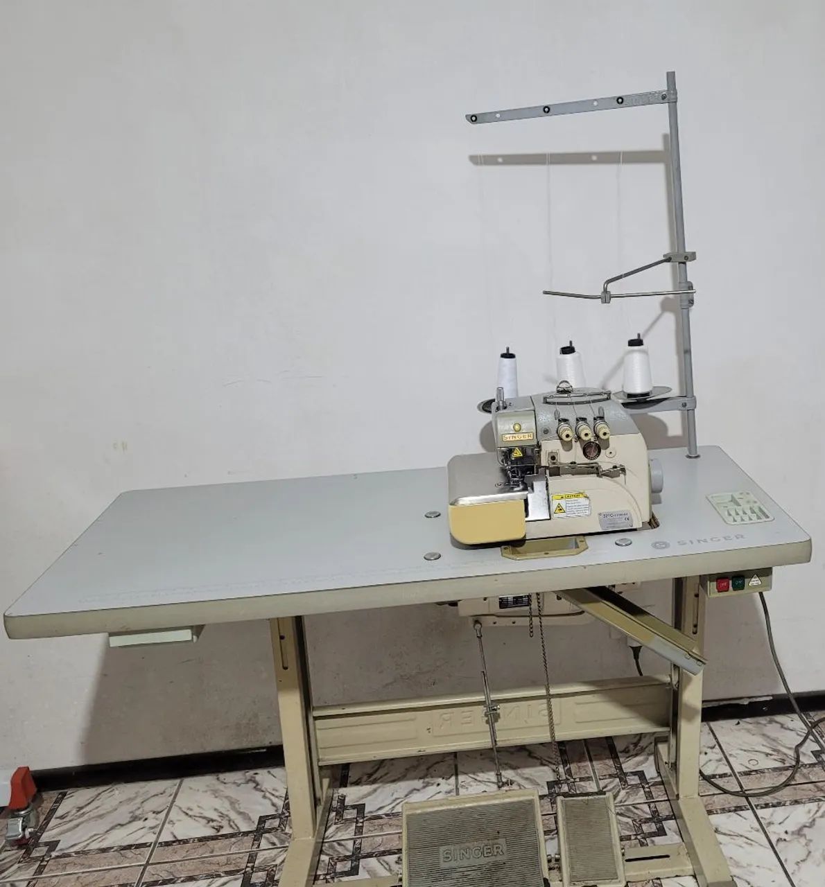 Máquina  overlock singer