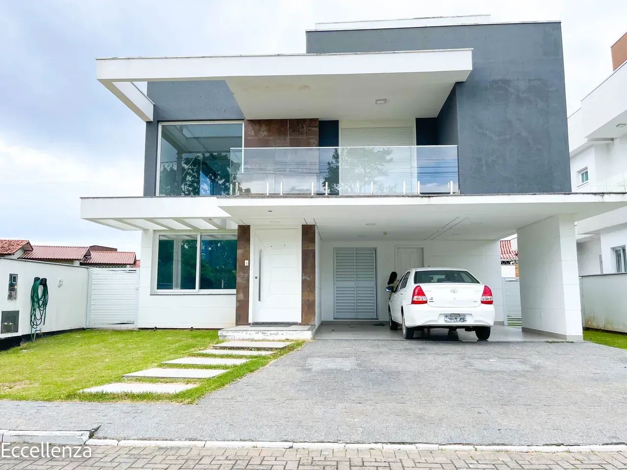 Casa em condomínio fechado com 4 suítes para locação no Campeche - Florianópolis/SC