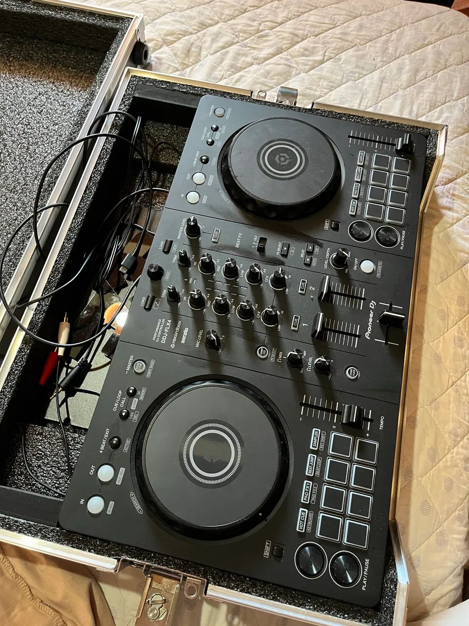 Controladora Ddj Flx4+ Hard Case MUITO NOVA - Foto 2