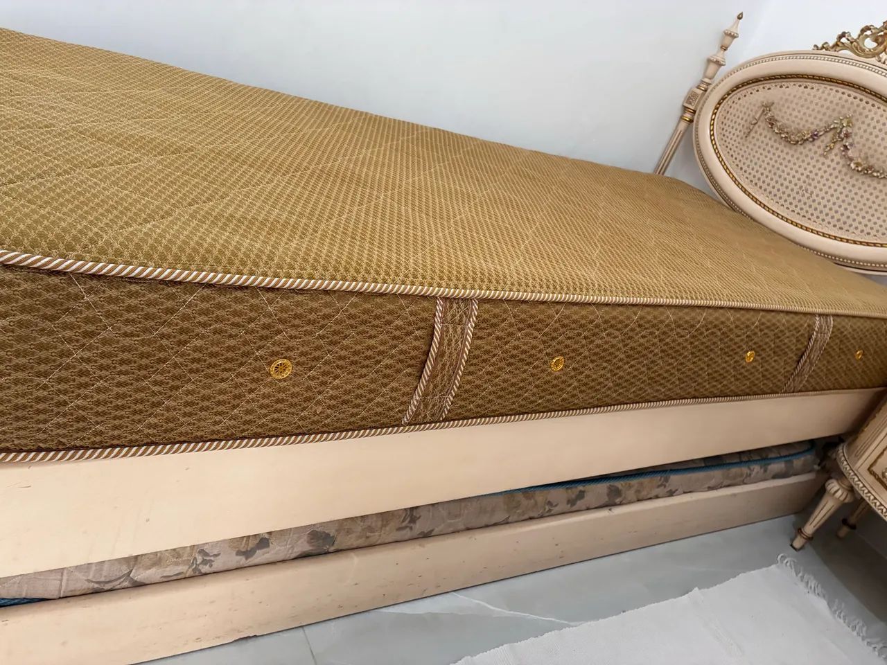 Cama de solteiro estilo Luis XVI - Foto 2