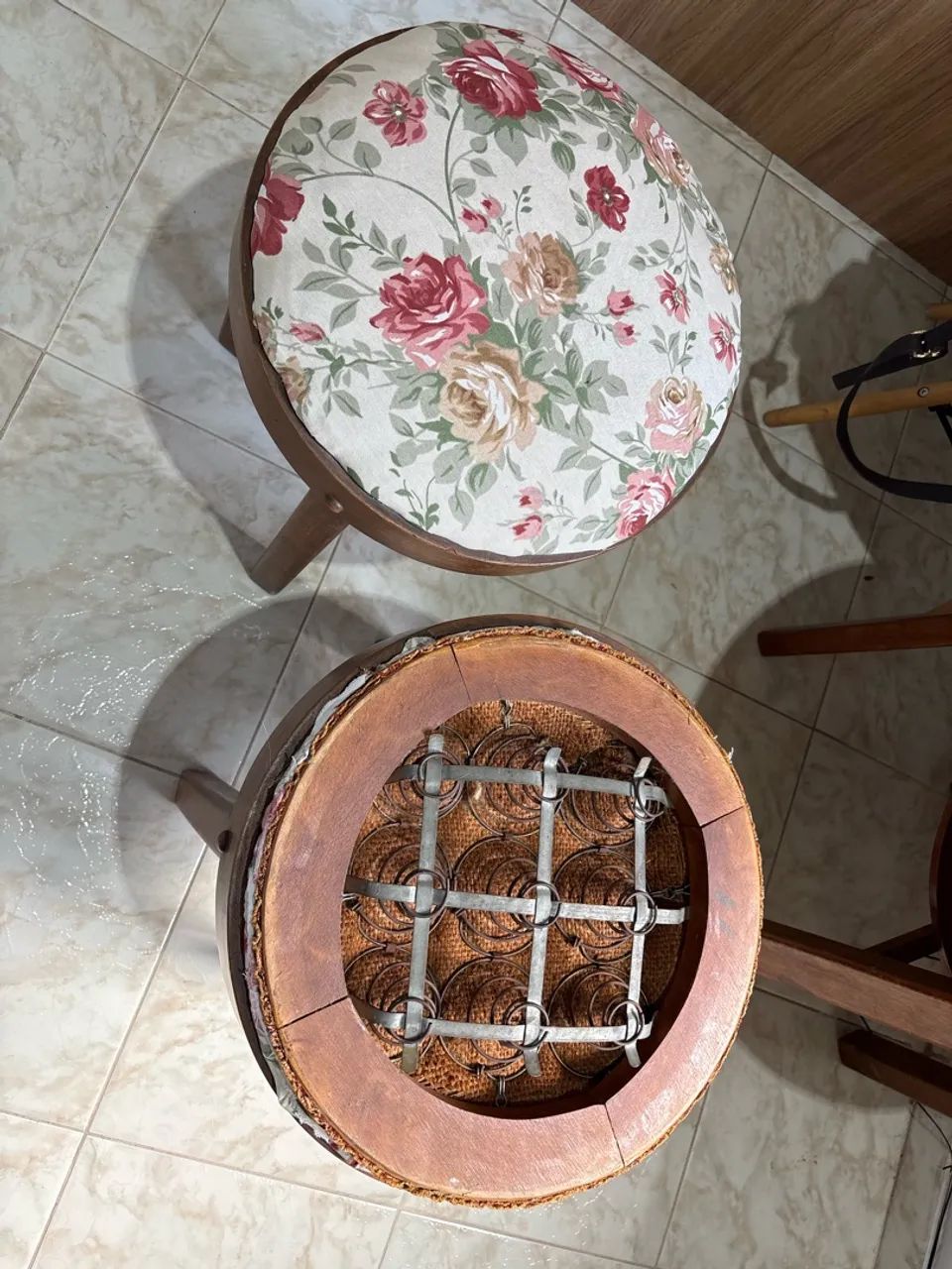 CONJUNTO ALEMÃO MESA E BANCOS EM PERFEITO ESTADO - Foto 2