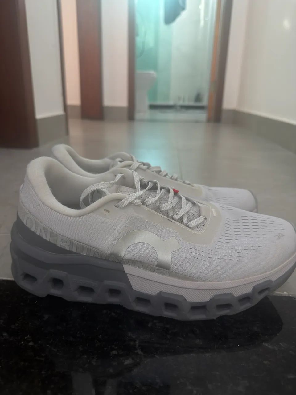 tênis On Running Cloudmonster 2 Cinza Usado - Foto 2