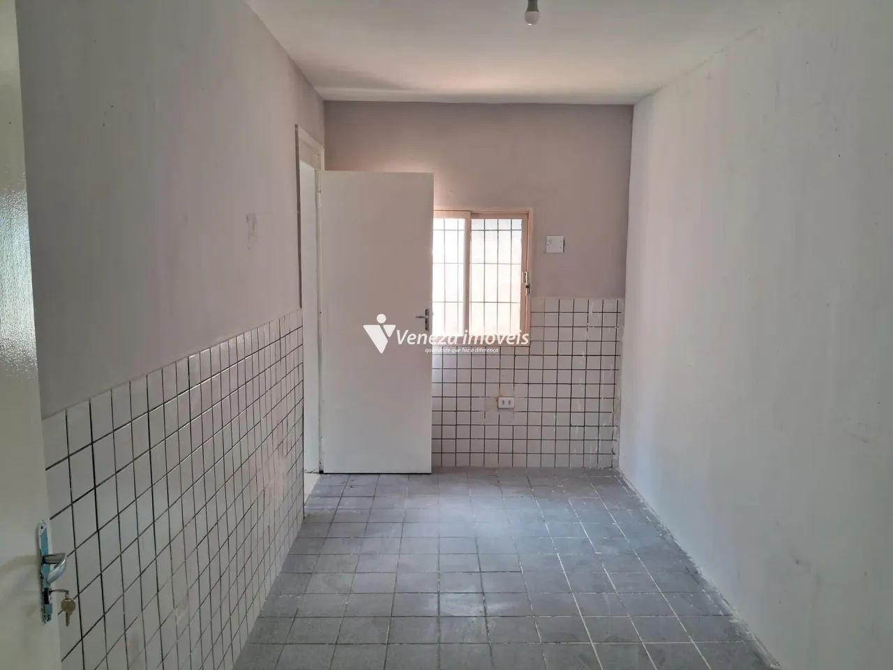 CASA COMERCIAL COM 06 SALAS E ESTACIONAMENTO NO CENTRO PARA VENDA - Foto 9