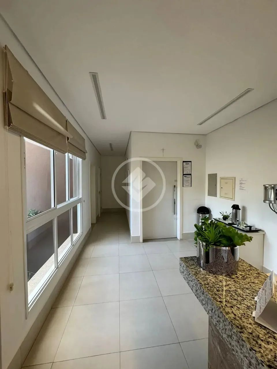 Prédio comercial com 3 salas, todas com lavabo, recepção, copa, 8 vagas de garagem. codigo - Foto 4