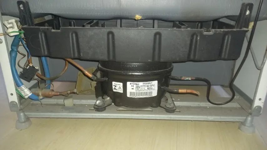 Geladeira Electrolux branca, Frost Free, Dúplex ,conservada,mas precisando de um conserto. - Foto 5
