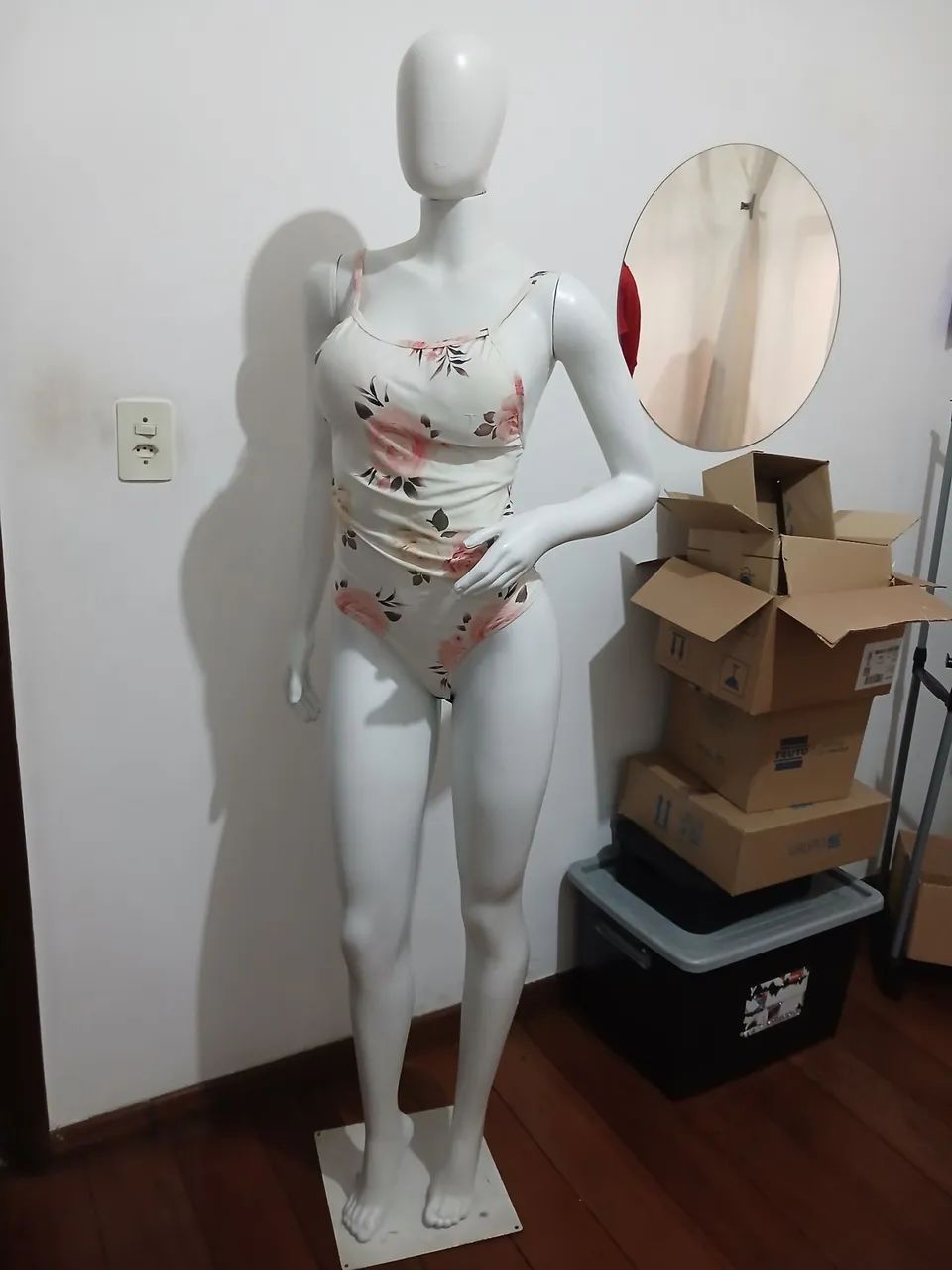 Manequim Branco Cabeça de Ovo com 3 Braços  - Foto 2