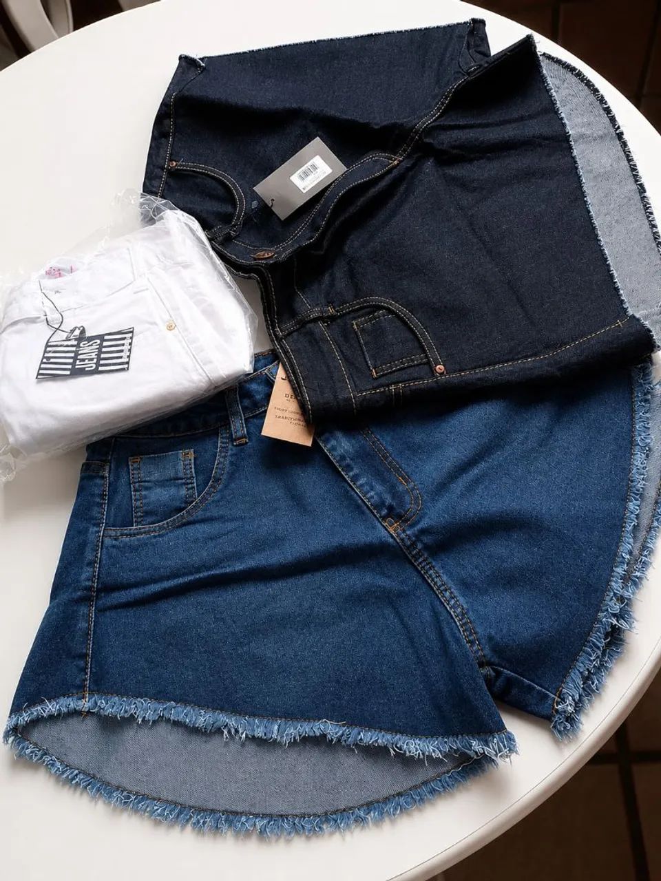 Shorts jeans com Lycra. Tamanho 40/42 