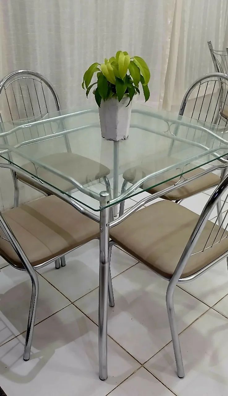Mesa de Vidro com 4 Cadeiras  - Foto 3