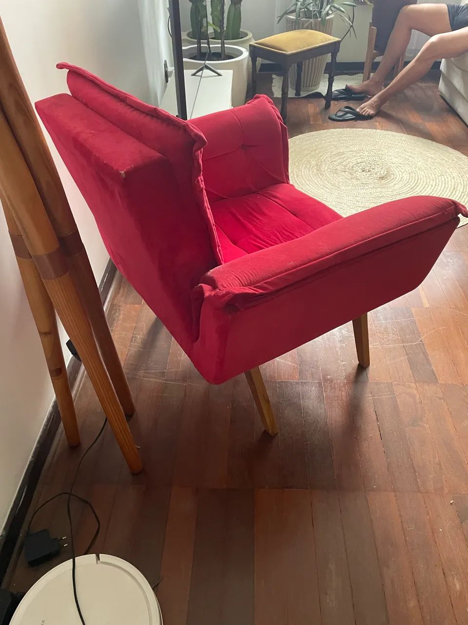 Poltrona opala suede vermelho com pés em madeira - Foto 3