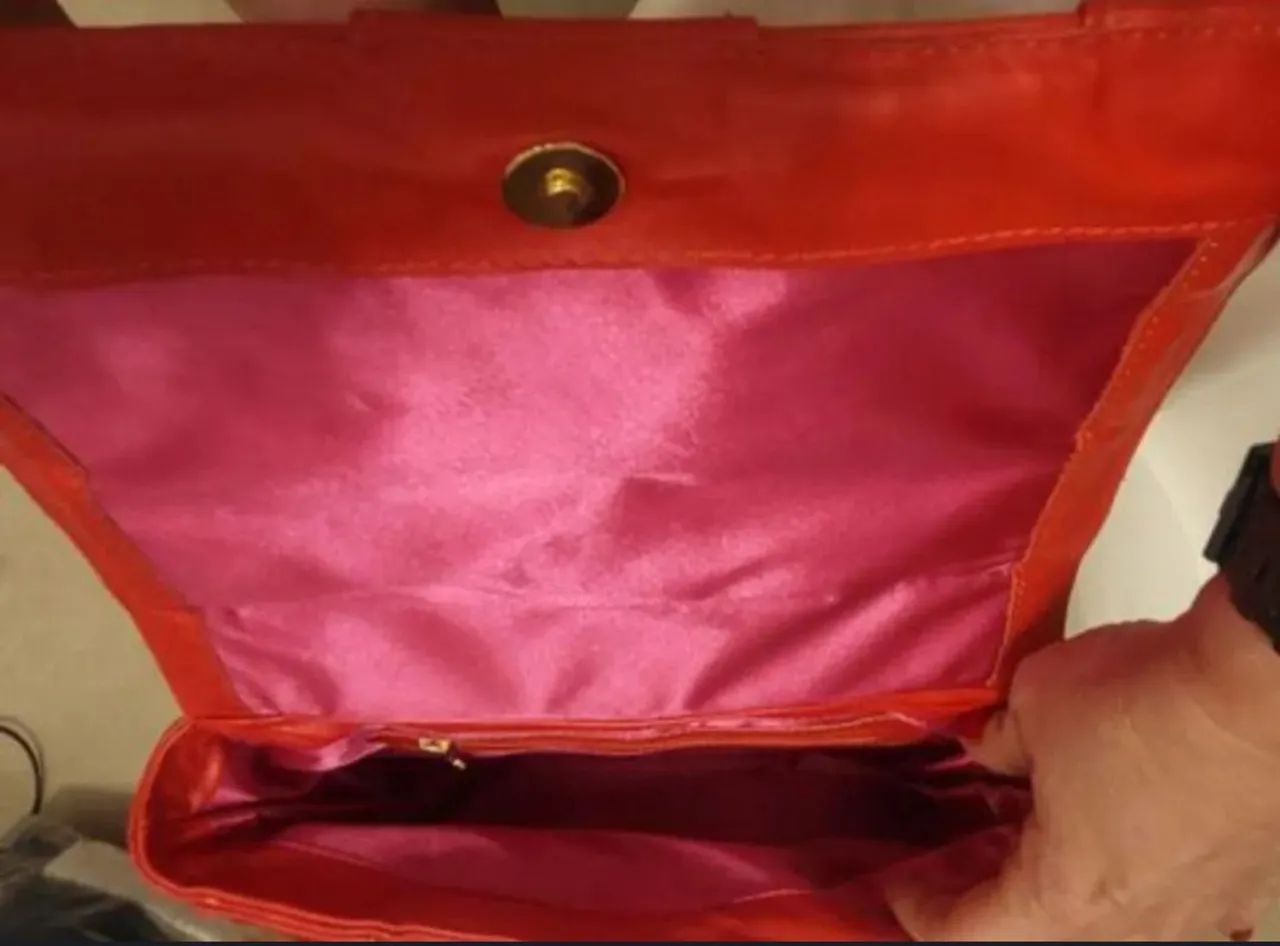 bolsa vermelha com corrente dourada - Foto 4