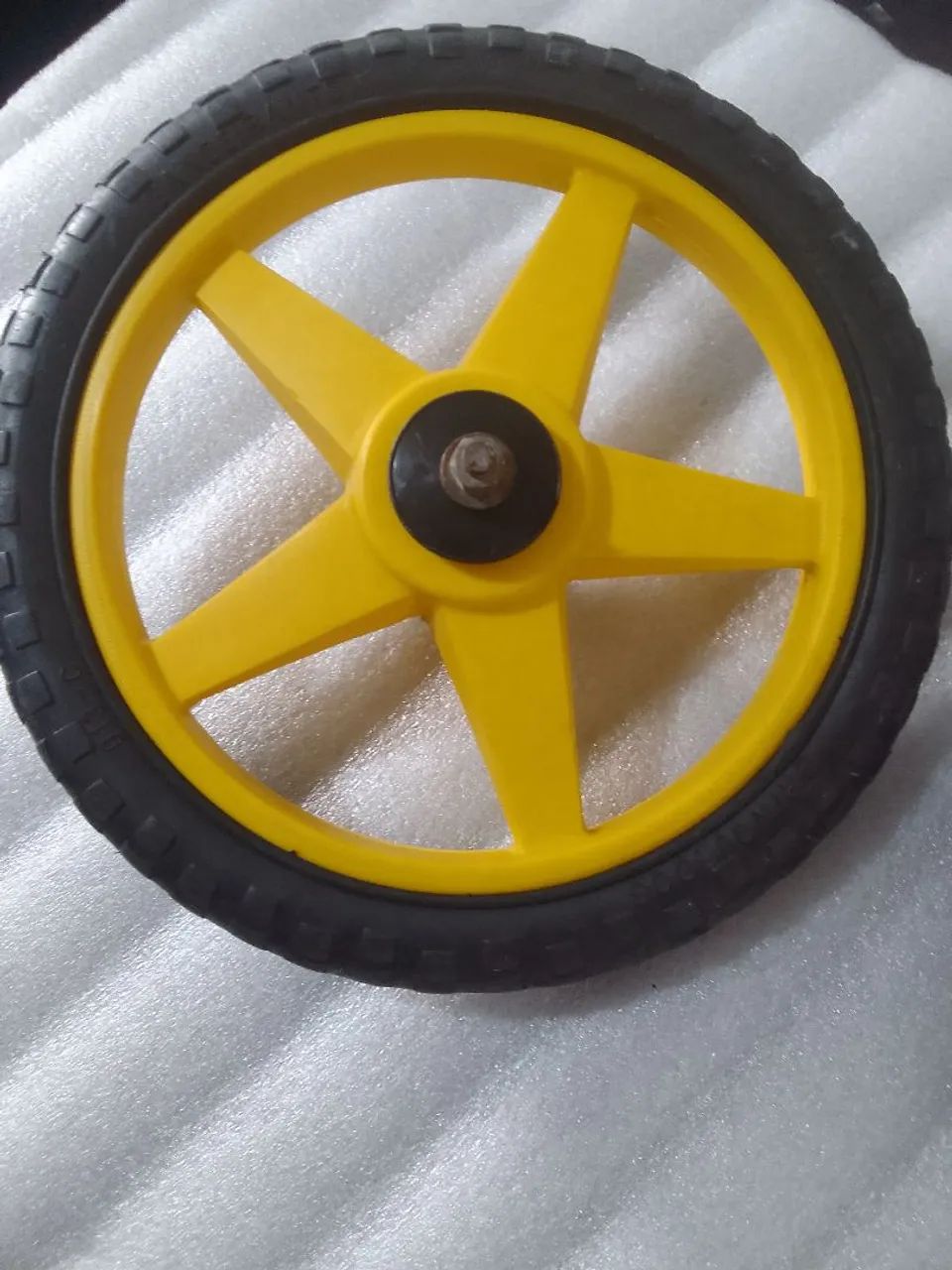 Rodas aro 12 e13 plástico e ferro. Com pneu maciço - Foto 2