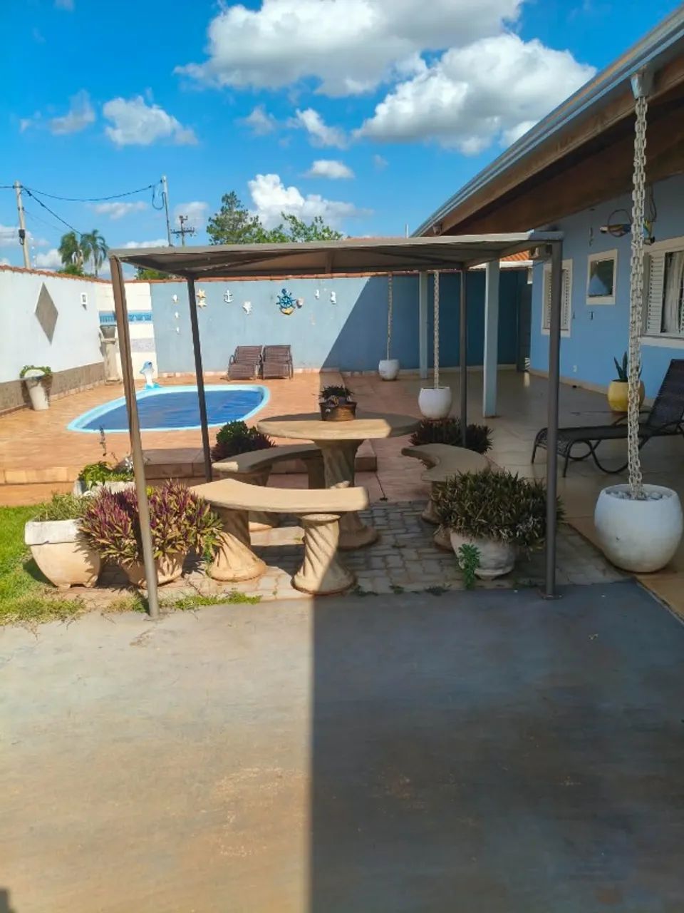 Casa / Chácara com piscina e quadra esportiva