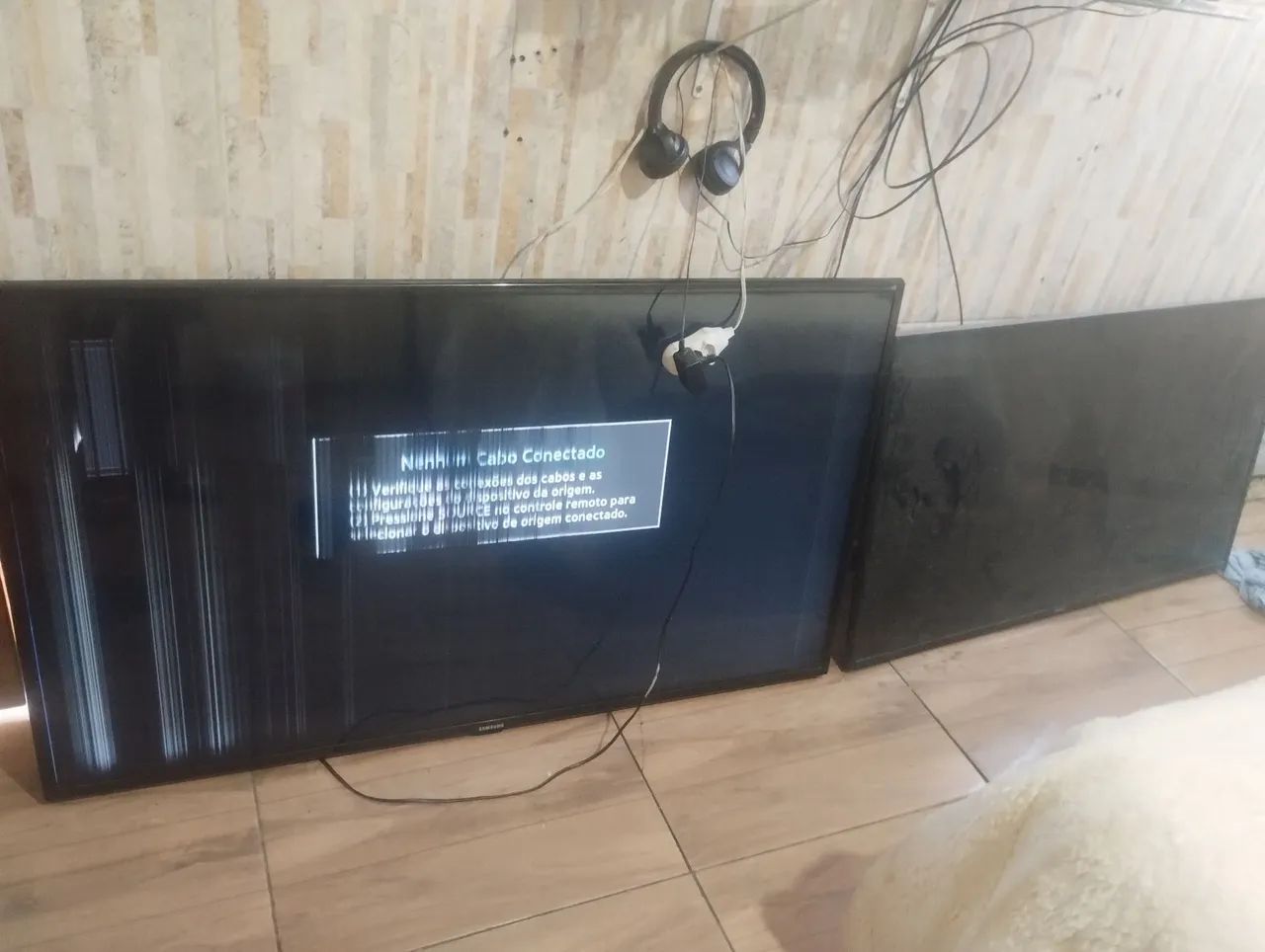 Troco e aceito propostas, 2 tvs uma com essas linhas pretas e uma trincada ambas Samsung! - Foto 5
