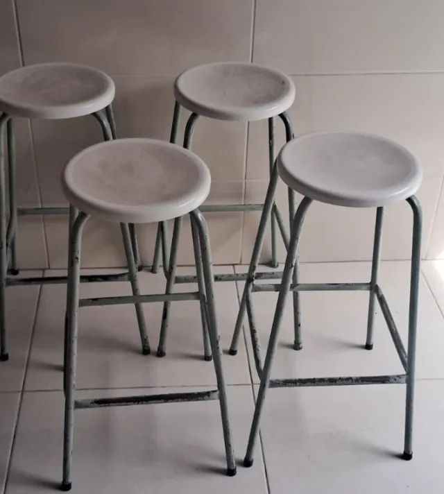 Banqueta Alta de Ferro com Assento Plástico - Resistente