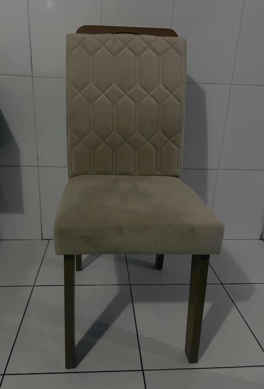4 cadeiras estofadas com pés de madeira  - Foto 2