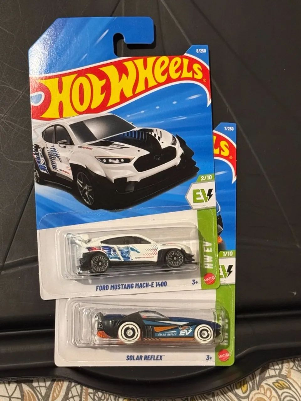 Kit 10 - Hot Wheels elétricos Mustang Mach-E Solar Reflex - Foto 2