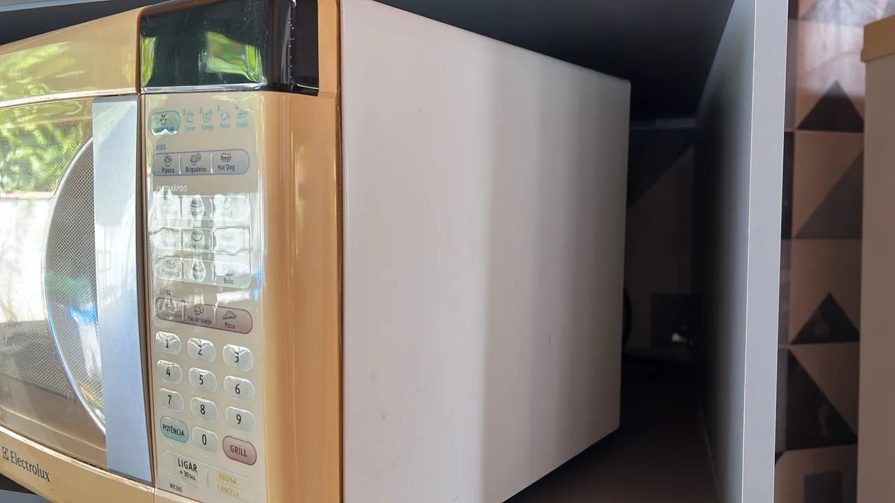 Microondas Electrolux 28 litros Funcionando - Foto 4