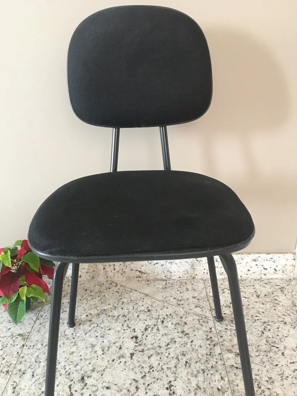 Compre uma cadeira e ganhe um pufe.
