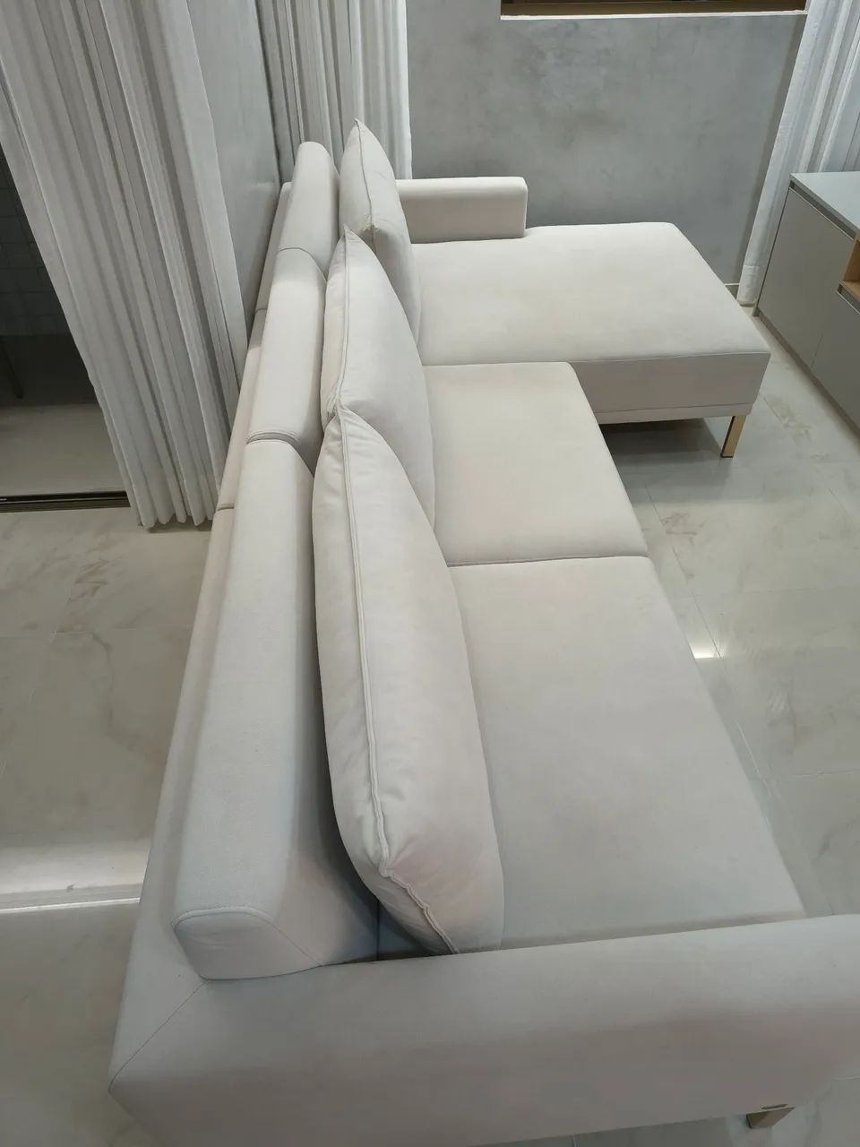 VALOR NEGOCIÁVEL: Sofá de alto padrão com chaise - Estofados Jardim (excelente estado) - Foto 3