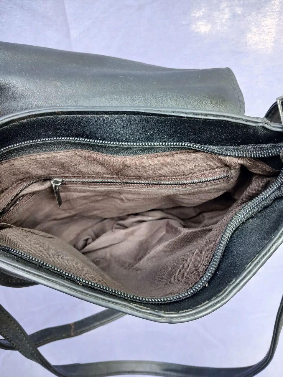 Bolsa Transversal Preta com Tachas e Detalhes Vazados - Estilo Boho/Casual - Foto 3