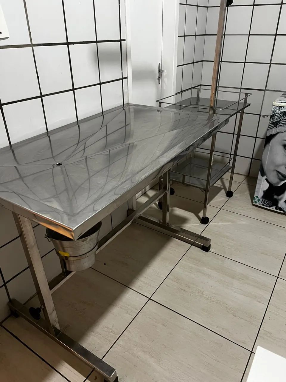 VENDO MESA CIRÚRGICA E CARRINHO AUXILIAR - Foto 2