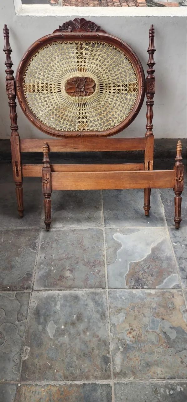 Vendo Cama de Solteiro Conservada, modelo estilo clássico colonial - Foto 2