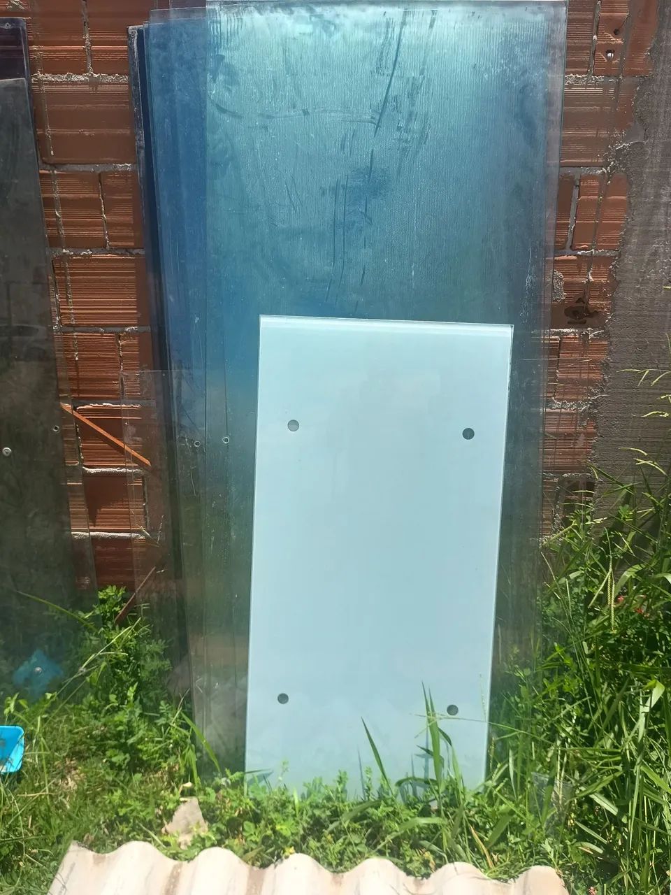 Vidros temperado tenho alguns tamanhos trans parentes e fume