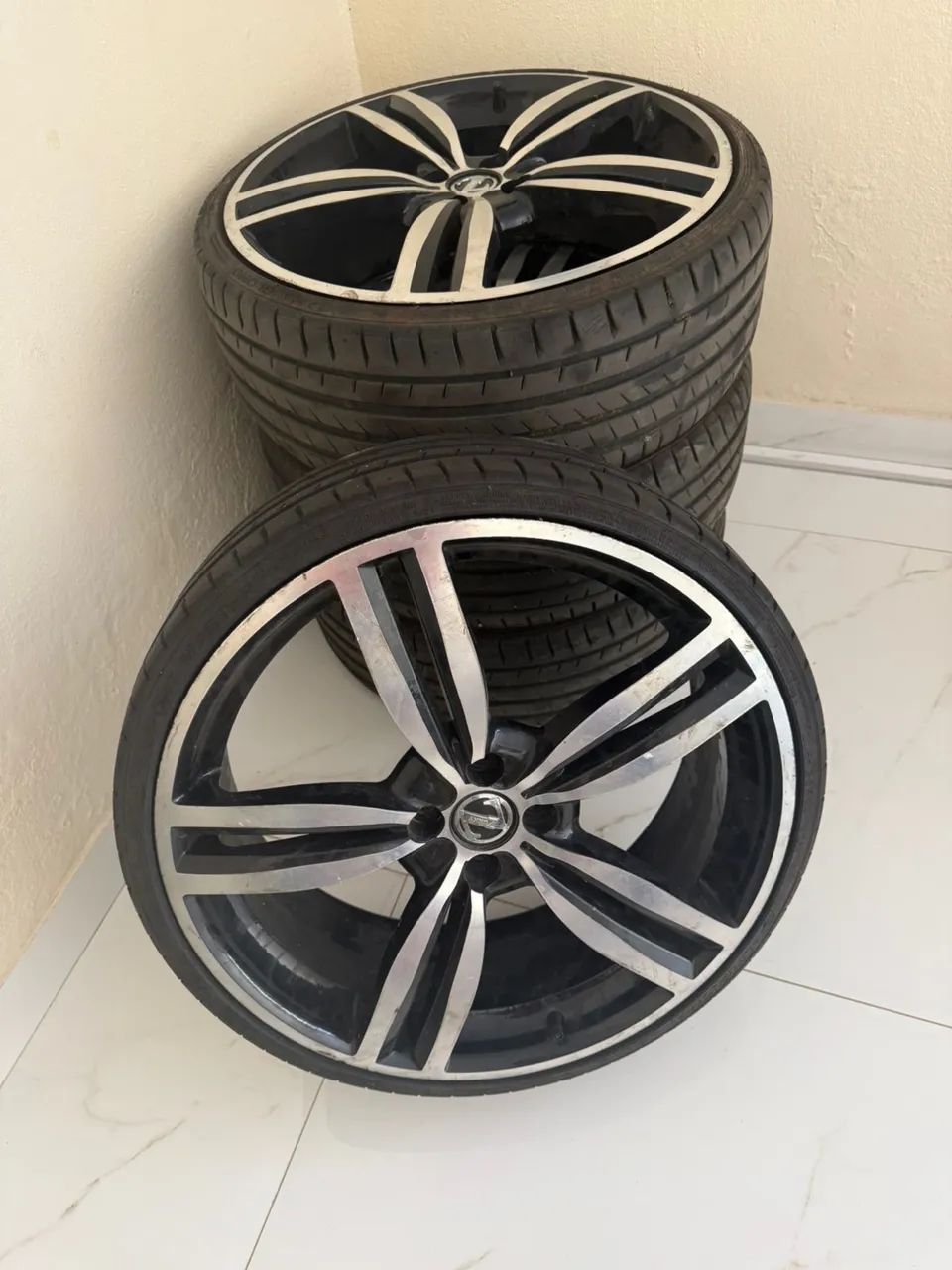 Vendo roda com pneus zeros