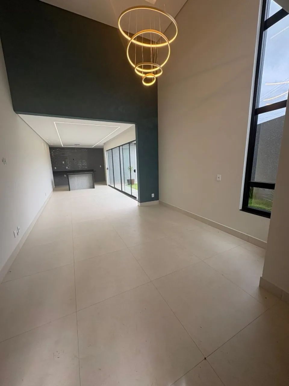 Excelente casa com sala com pé direito em Arniqueiras - Foto 3
