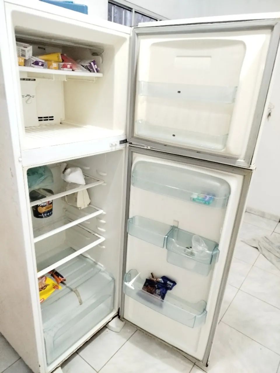 Geladeira com Defeito Eletrolux aproveitar peças  - Foto 2