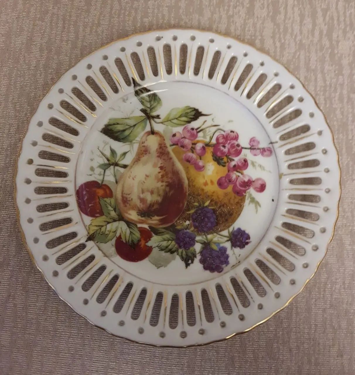 Prato de sobremesa, em porcelana, antigo, europeu com 16cm de diâmetro 
