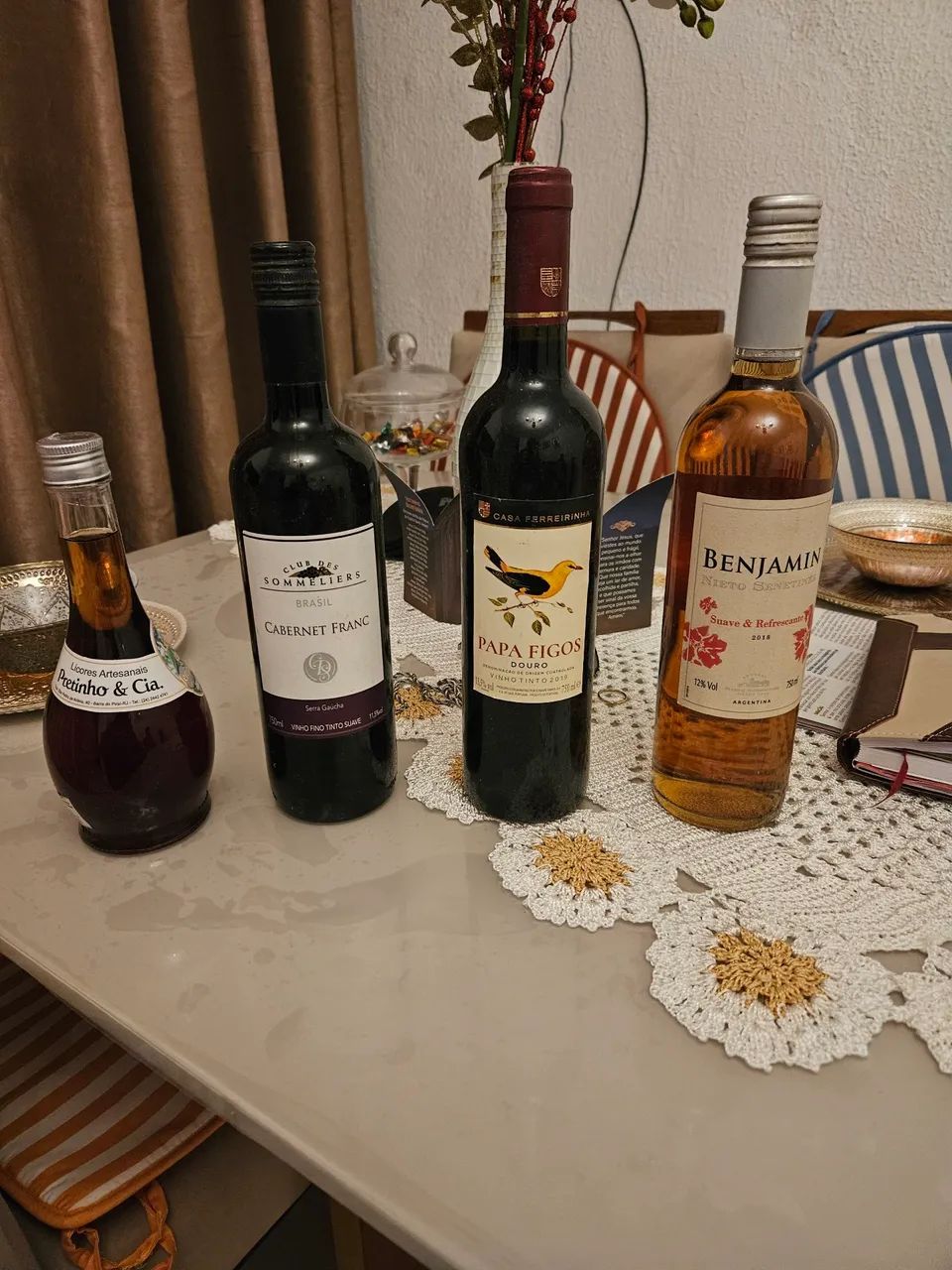 Vendo três vinhos e um licor. R$ 150,00. Tel: * 