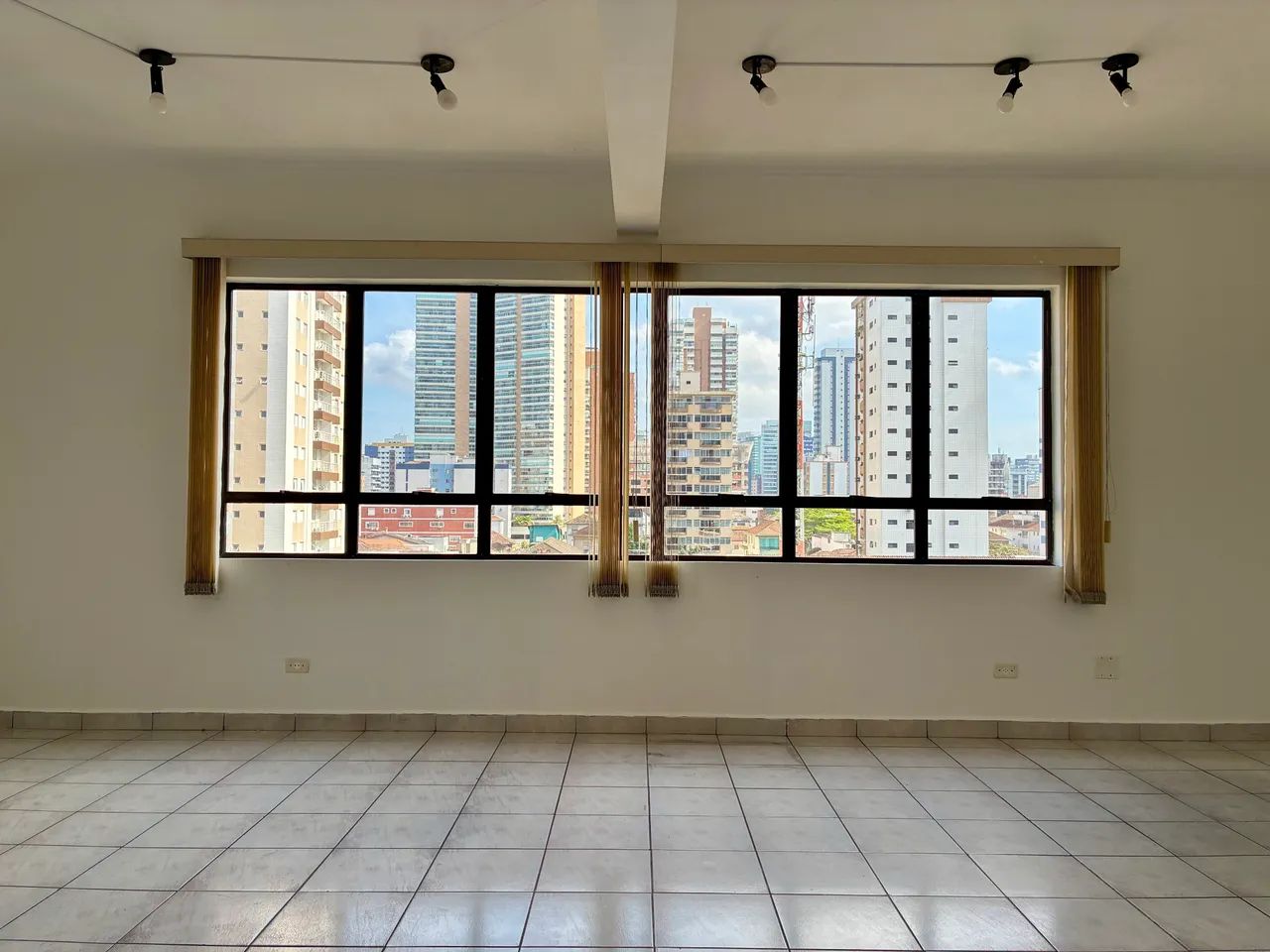 SALA COMERCIAL - EMBARÉ 