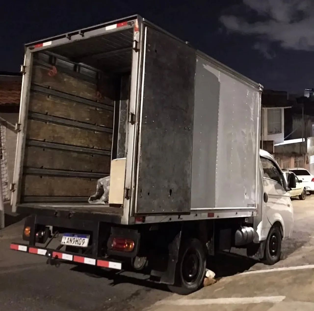 Frete e mudanças em Caminhão Baú 