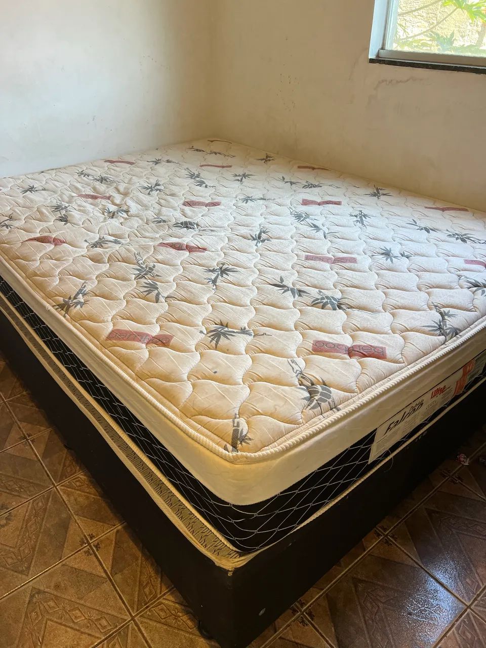 Cama de casal usada 