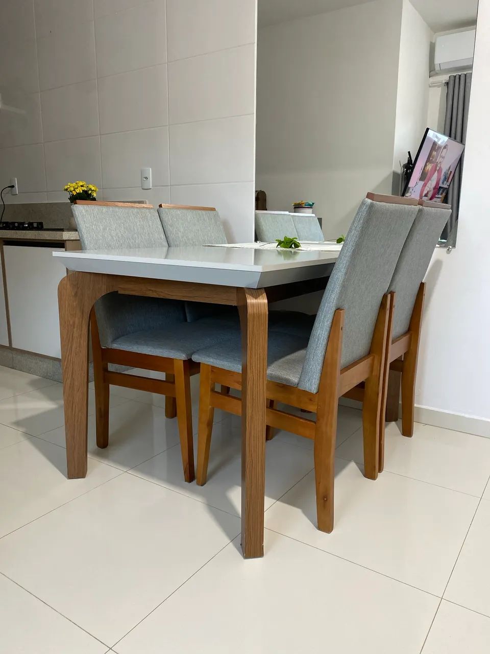 Vendo mesa e cadeiras 