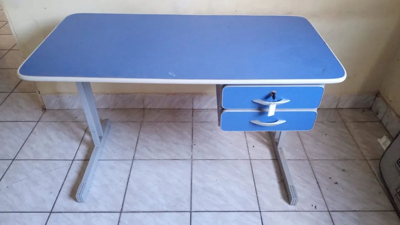 Mesa grande para escritório e estudos 