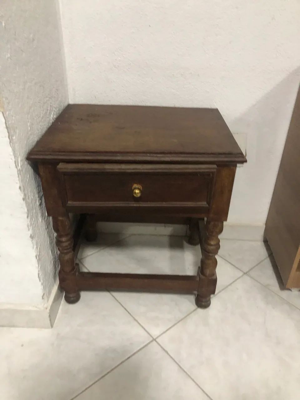 Mesa de cabeceira antiga madeira maçica - Foto 2
