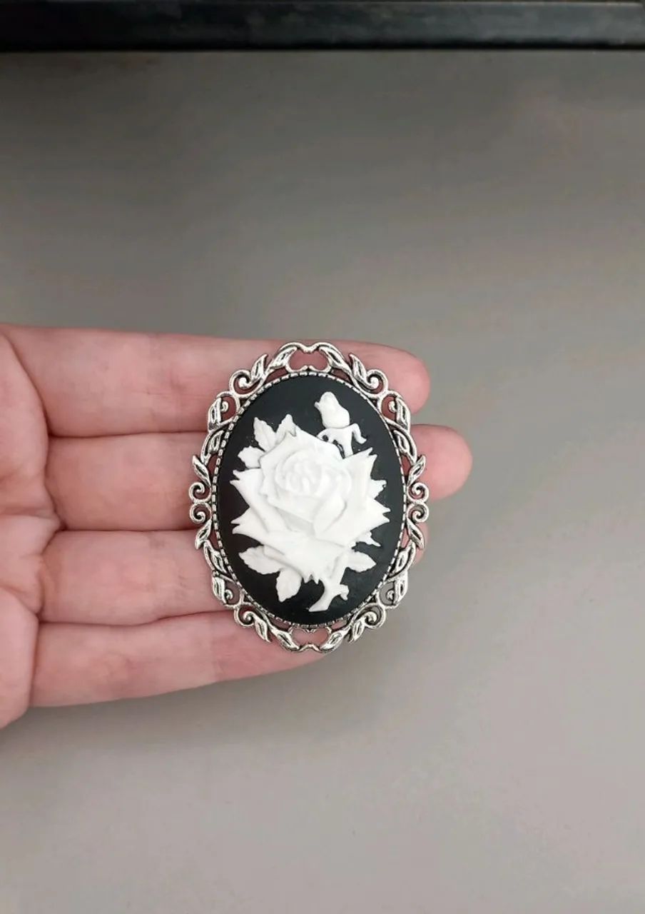 Broche de Camafeu Oval com Flor Branca (novo) - Foto 2