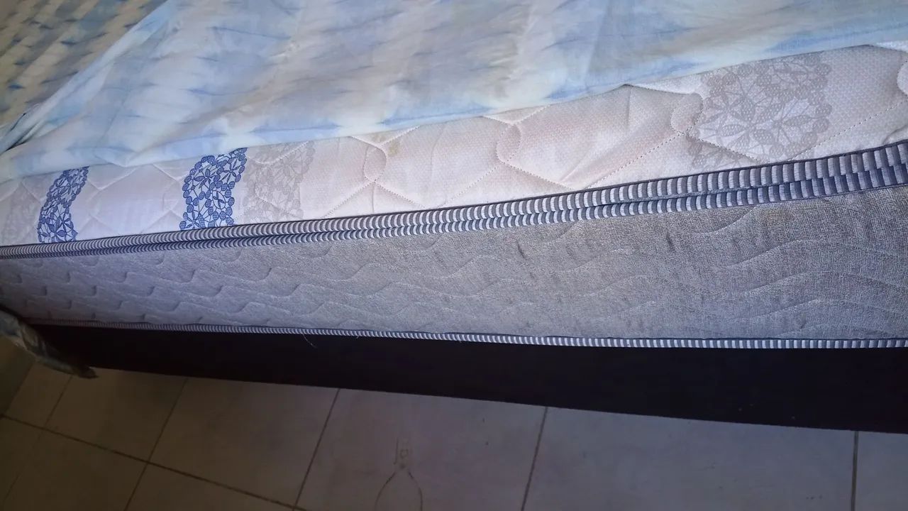 Base com colchão de casal 
