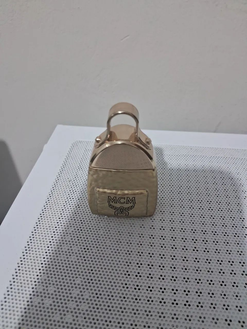 Miniatura perfume mcm dourada acompanha caixa 