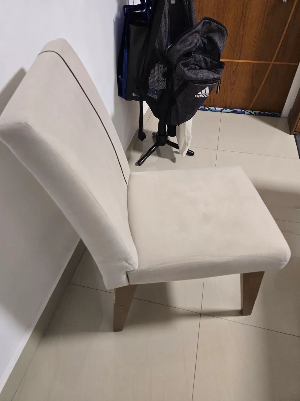 Conjunto 4 cadeiras de jantar creme com listra pernas de mdf marrom