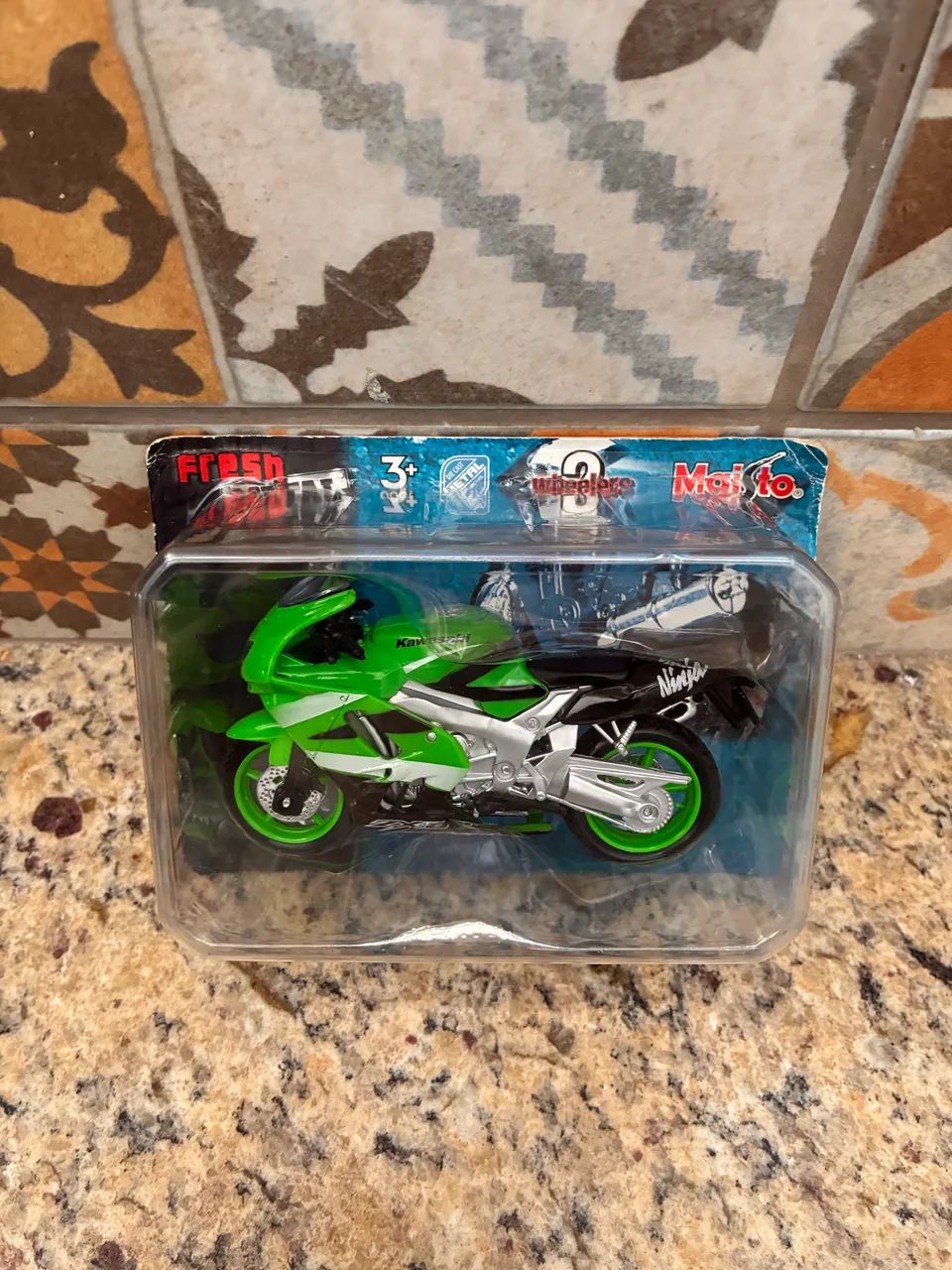 Lote 3 miniaturas Honda, Yamaha e Kawasaki  - Foto 4