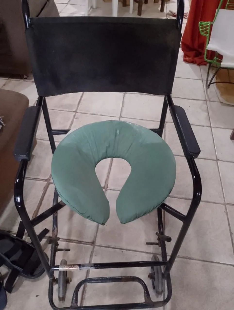 Cama e cadeiras de banho e roda  - Foto 2