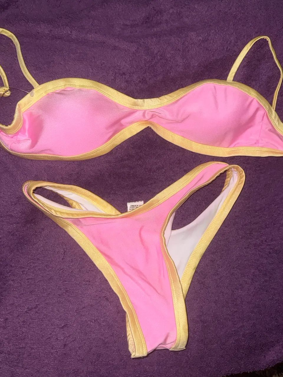 Biquíni rosa e amarelo 
