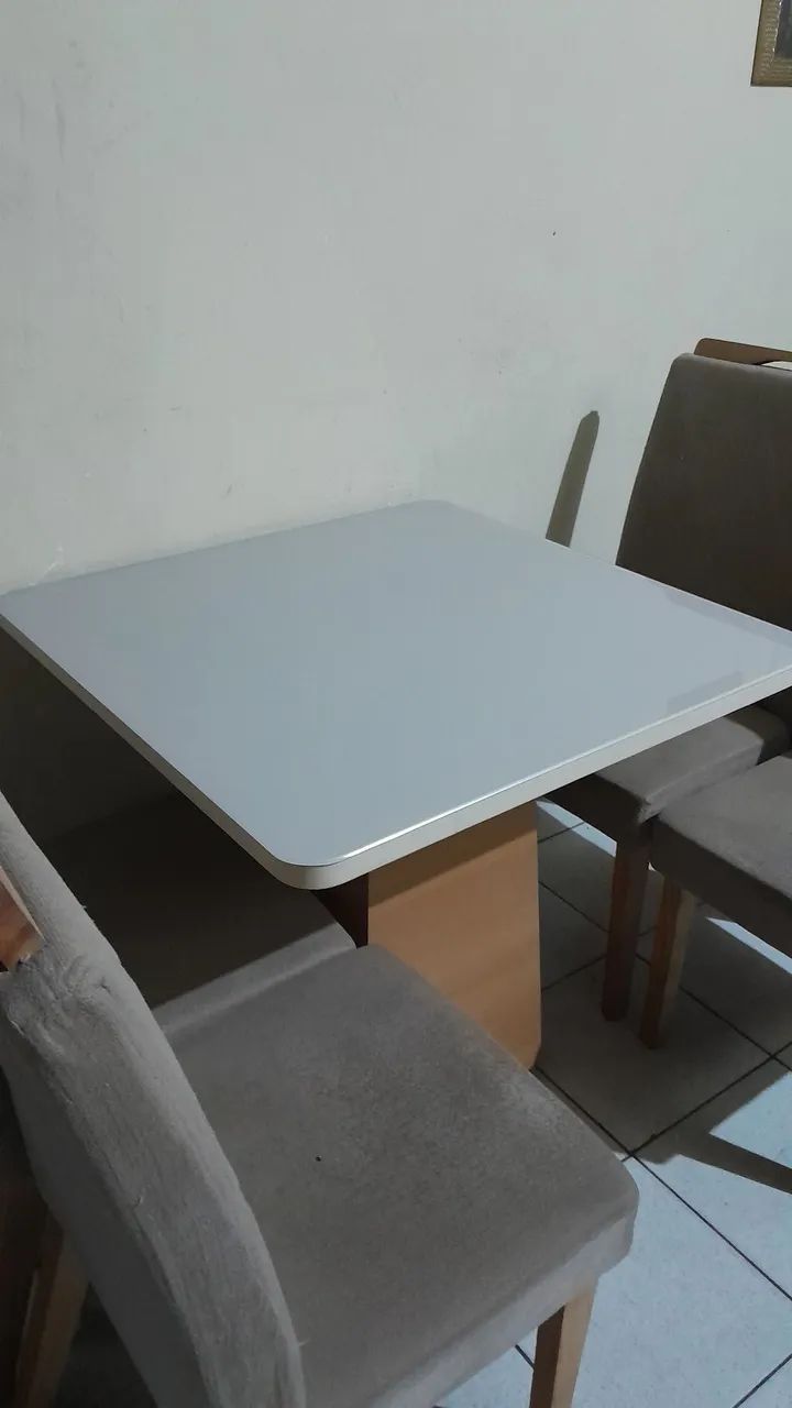 Conj mesa vidro quadrado com 4 poltronas 