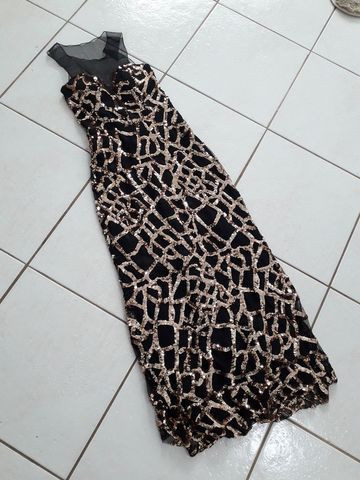 Vestido de formatura com transparência e bordado paetê