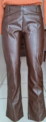 Calça flare marrom em couro ecológico, veste super bem! Tam 36/38 - Foto 2