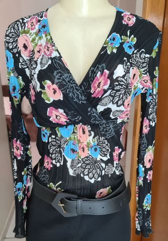 Blusa manga longa preta estampada em tecido plissado e decote em V. Tam P